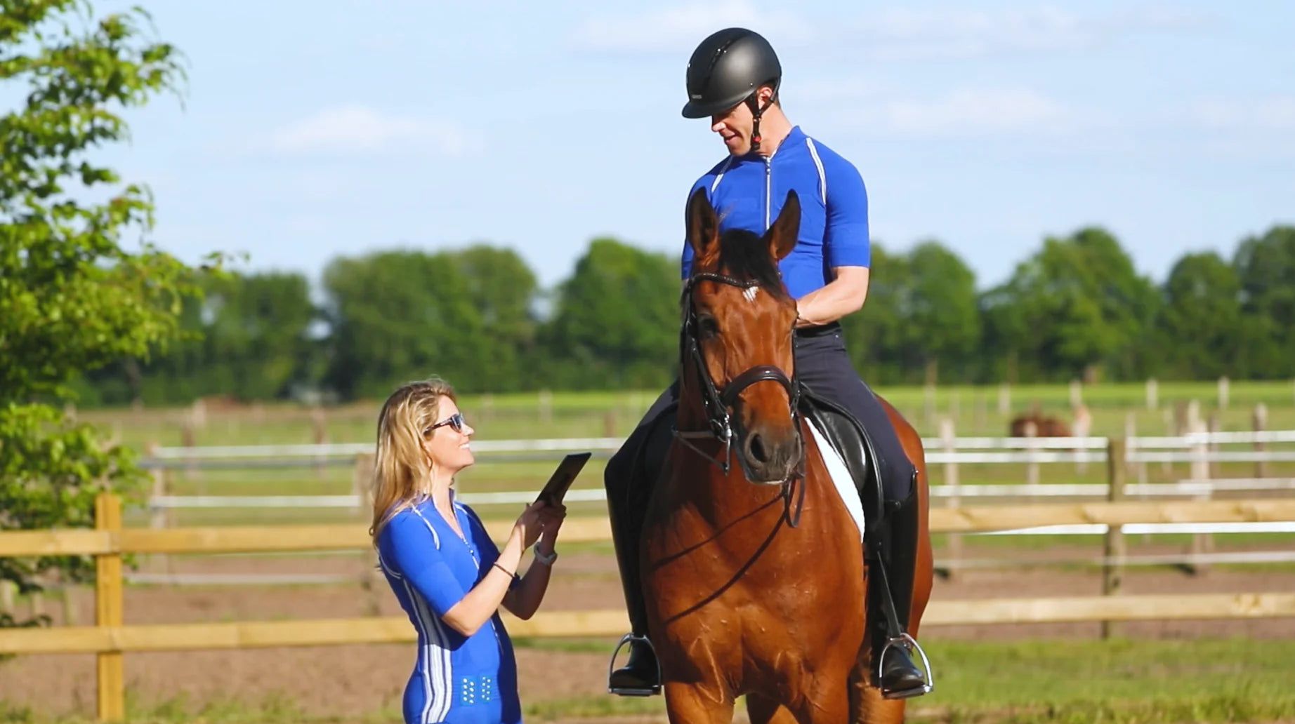 Load video: Personal Training mit EMS-Suit beim Reiten